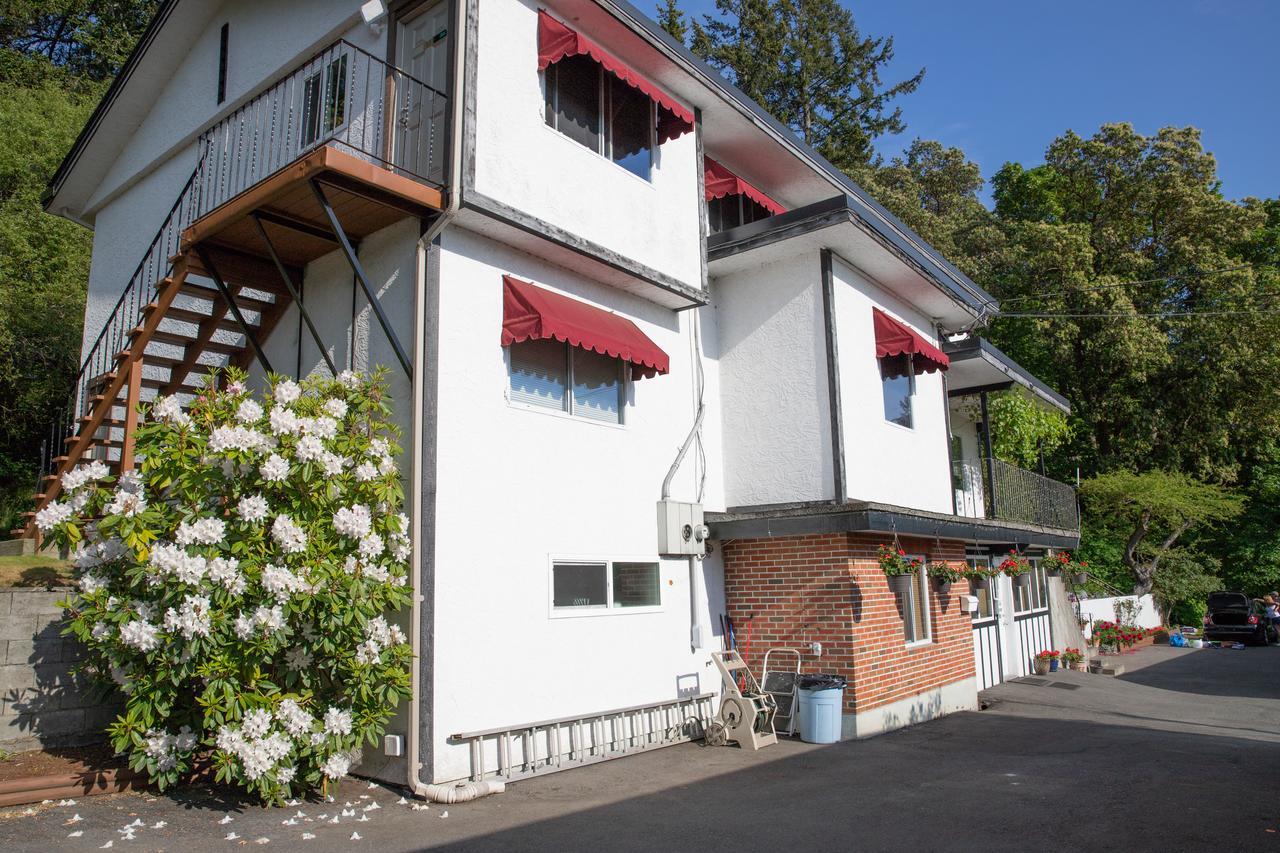 Cherry Tree Inn Saanich Exterior photo
