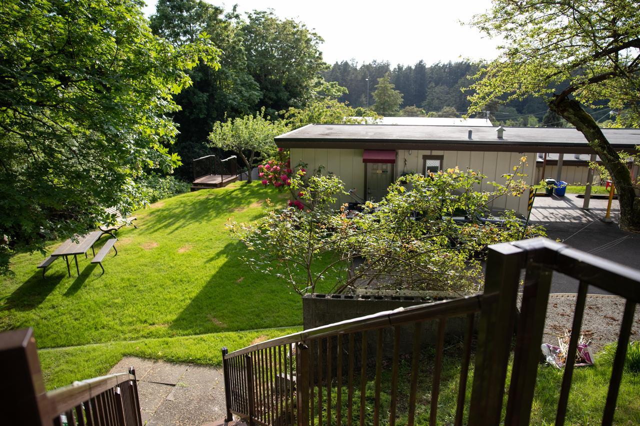 Cherry Tree Inn Saanich Exterior photo