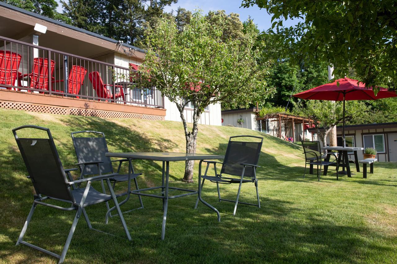 Cherry Tree Inn Saanich Exterior photo